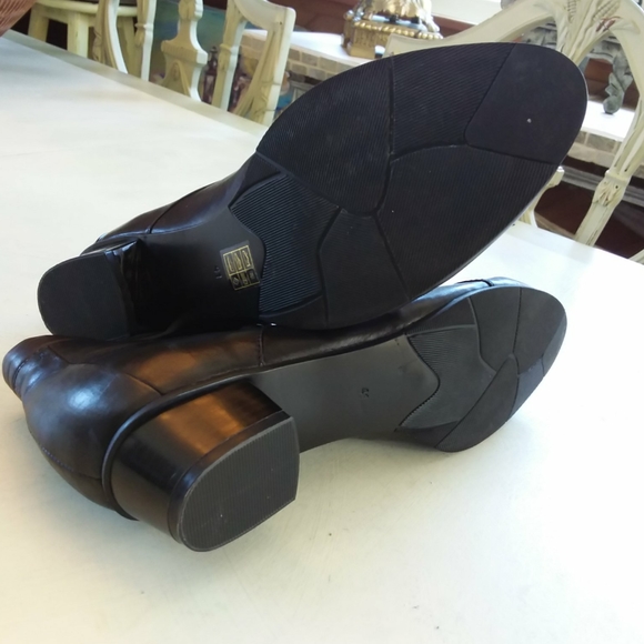 SOLD Genuine Leather women's shoes. - Picture 2 of 3